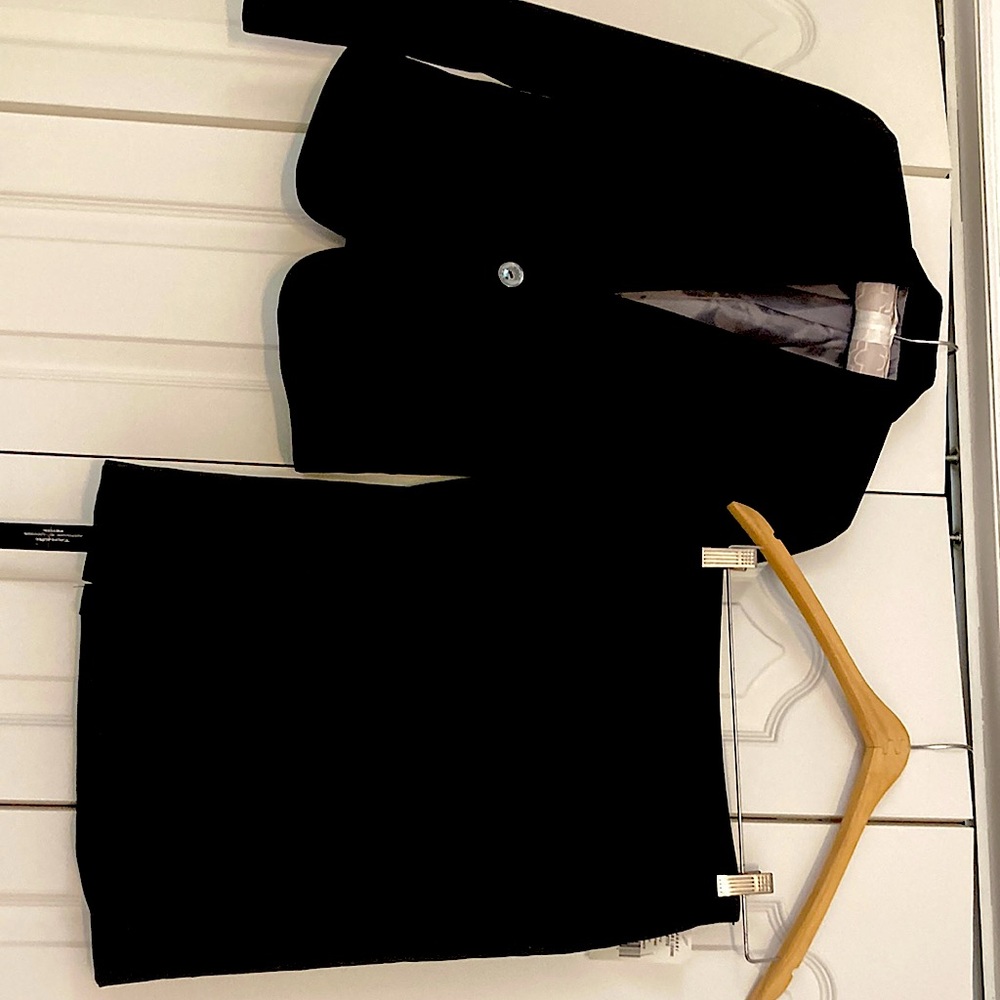 Pinstripe Black 2 pc Tahari pencil skirt and matching jacket. Size 0P